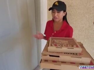 Geai romero et rion roi veut certains pizza et ember neige delivered elle frais et outstanding avec un supplémentaire plan a trois service&period;