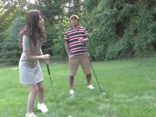 Hăng hái cậu bé tóc nâu yêu sự nịnh hót cứng một thứ cuốc trên các golf. | xhamster