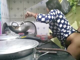 Indisk bhabhi cooking i köks och bror i lag. | xhamster