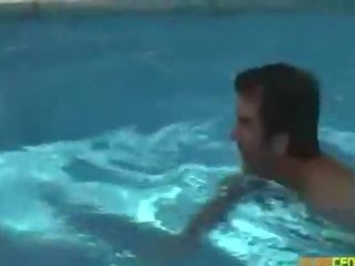 Одягнена жінка голий чоловік нечупари ривок від худенька dipper по в басейн сторона