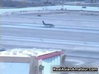 الآسيوية بريمادونا تمتص bigcock في ل airport