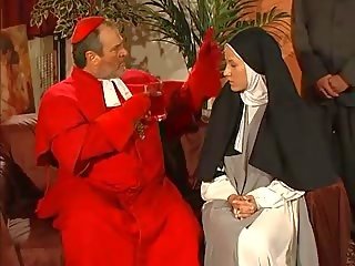 Humide abricot nonne anal baisée par la prêtre