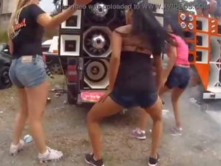 Loira muito gostosa dançando funk