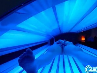 Thiếu niên latina được bắt cọ xát cô ấy âm vật trong khi sử dụng một tanning giường