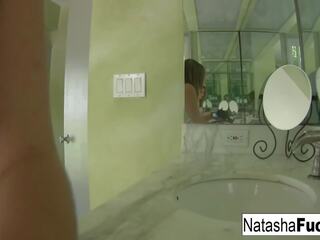 Natasha changes ja peseb tema jalad, tasuta porno 22
