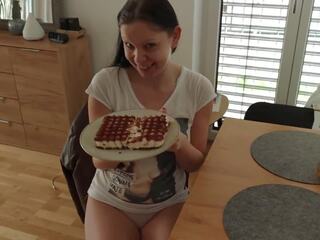 Cake tyłek crush: jedzenie amatorskie brudne klips przez kobieca dominacja austria