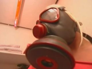 Gas mask bär euro tyska samtal flicka onanerar i den toalett