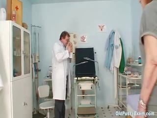 Vöröshajú nagyi trágár punci nyújtás -ban gyn klinika