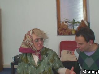 Üksildane 60 aastat vana vanaemake pleases a võõras