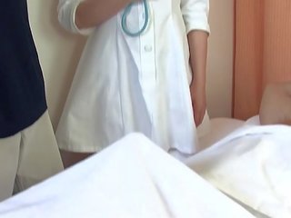 Asiatic healer fucks două chaps în the spital