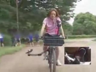 Hapon babae masturbated habang pagsakay a specially modified pagtatalik klip bike!