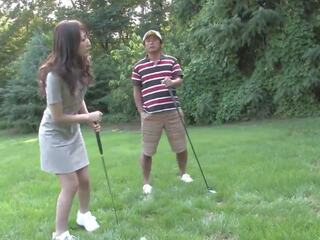 Désireux brunette aime suçage dur phallus sur la golf. | xhamster