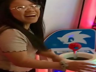 Arcade فيد لعبة نردي صغير الآسيوية في سن المراهقة الحلق العميق و امرأة سمراء