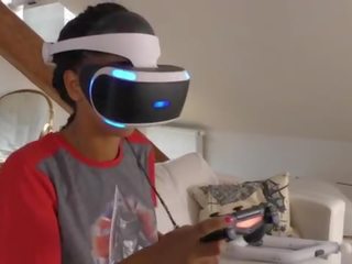 Isabel има а нов игра в тя playstation vr но тя needs&period;&period;