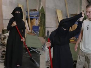Chuyến du lịch của lợi phẩm - muslim người phụ nữ sweeping sàn được noticed qua desiring mỹ lính