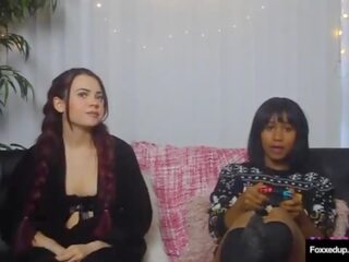 Lâu tóc lesbo sabina phấn đánh má hồng quyến rũ thơm gamer trẻ người phụ nữ jenna foxx&excl;