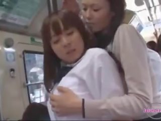 Jong vrouw krijgen haar tieten en bips rubbed embracing tepels zoog op de bus