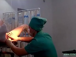 Un joven joven nena en blanca calcetines en un ginecólogo silla
