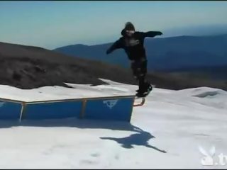 Grand badass jenter snowboarding mens naken
