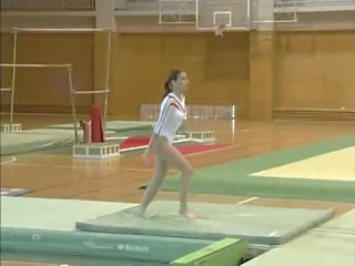 Claudia - zgoraj brez gymnastics