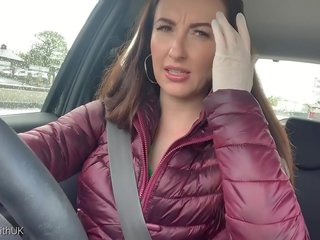 Bruneta zdravotní driving dívka