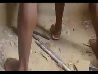 非洲人 nigerian 贫民窟 striplings 钢棒 一 处女 / 第一 部分