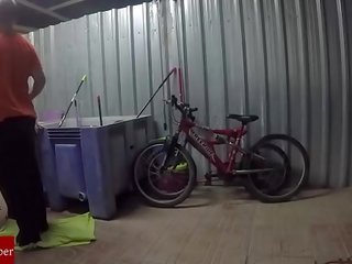 Engrasando لا bicicleta y شرم coño دي لا gorda grabado يخدع cámara oculta gui030