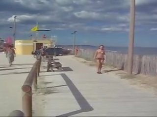 Nudisten ung kvinnlig filmat vid strand 3