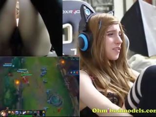 Gamergirl plays league of legends