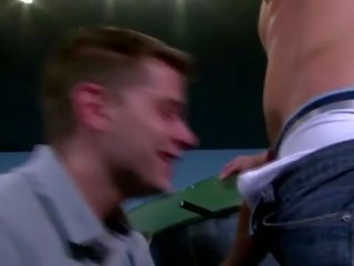 Homosexuální sval sportovci klovaný pták sání