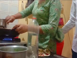 Indian teribil nevasta trebuie inpulit în timp ce cooking în bucatarie | xhamster