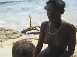 Μαλλιαρό αφρικάνικο κορίτσι του σχολείου γαμώ ευρώ νέος θηλυκός σε ο παραλία