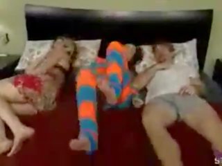 ব folla একটি su কমান্ড hija mientras duerme su কমান্ড esposa (incesto)dormida (folla asu papá)