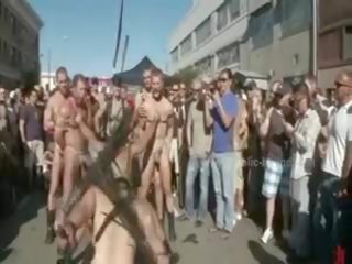 Pubblico plaza con nudo uomini preparato per selvaggia grossolano violento gay gruppo adulti film